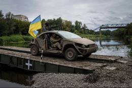 W Ukrainie przerobili kabriolet na auto bojowe. Trudno poznać co to za model