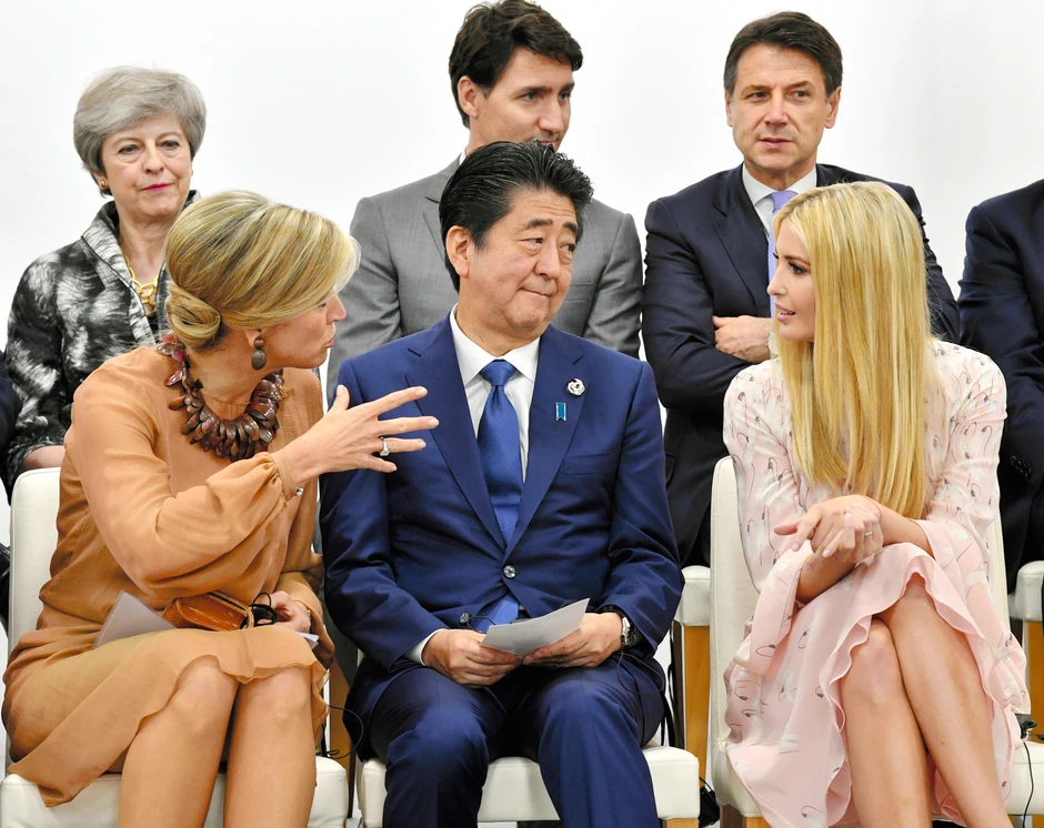 Šinzo Abe (C) sa kraljicom Holandije Maksimom (L), britanskom premijerkom Terezom Mej (gore levo) i Ivankom Tramp (D)