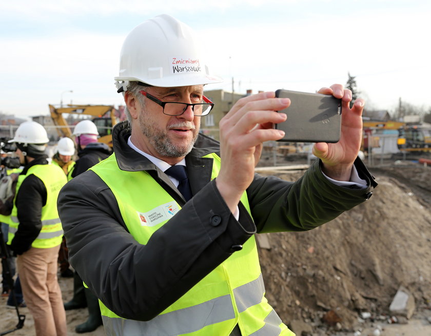 Przejścia dla pieszych już widać, tunel ciągle zasypany