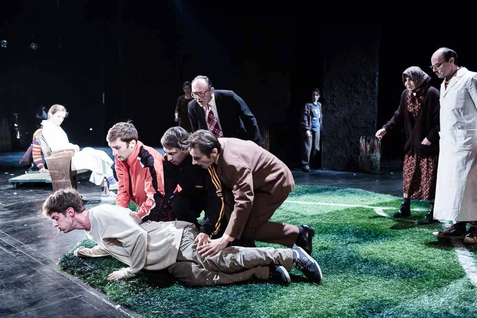 Dado Čosić (leži) u predstavi Črna mati zemla