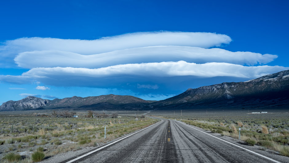 Chmury soczewkowe nad "najbardziej samotną drogą w kraju", autostrada US 50/93 na wschód w kierunku Parku Narodowego Great Basin w hrabstwie White Pine w stanie Nevada, USA