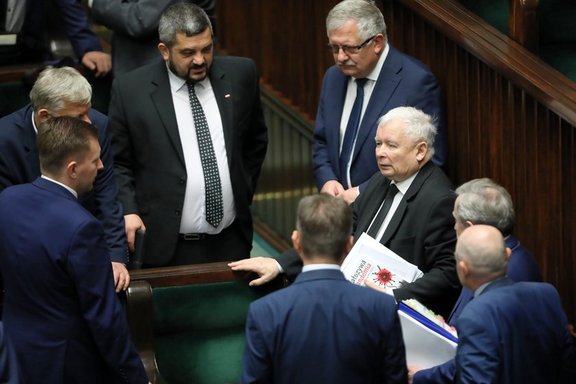 Jarosław Kaczyński z książką "Fałszywa pandemia"