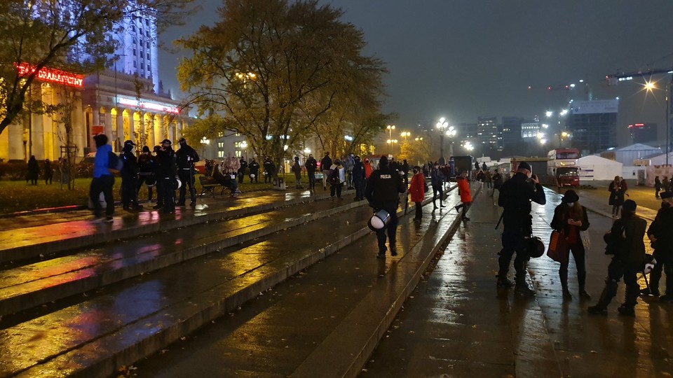 Warszawa. Uczestników protestu na Placu Defilad otoczyła policja