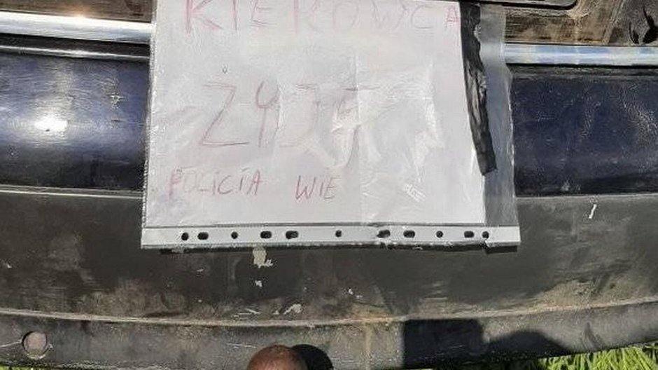 "Kierowca żyje, policja wie". Kartka znaleziona na wyłowionym samochodzie