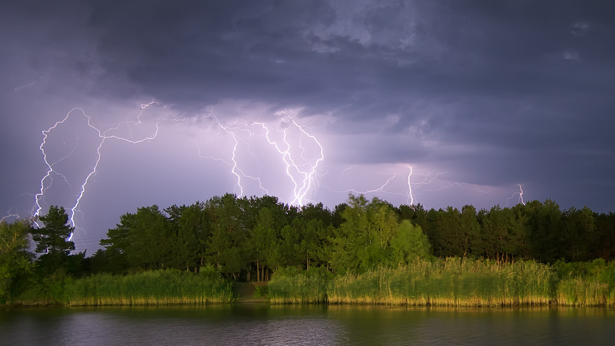 Sezon burz w pełni. Niemal codziennie nad Polską prognozowane są kolejne wyładowania atmosferyczne, a IMGW wydaje ostrzeżenia z tym związane. Burze potrafią być niezwykle niebezpieczne bez względu na to, gdzie przebywamy. Towarzyszy im silny wiatr, deszcz lub grad. Jak zachować się podczas burzy?