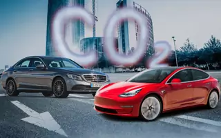 Tesla Model 3 emituje ponad dwa razy mniej CO2 niż Mercedes klasy C