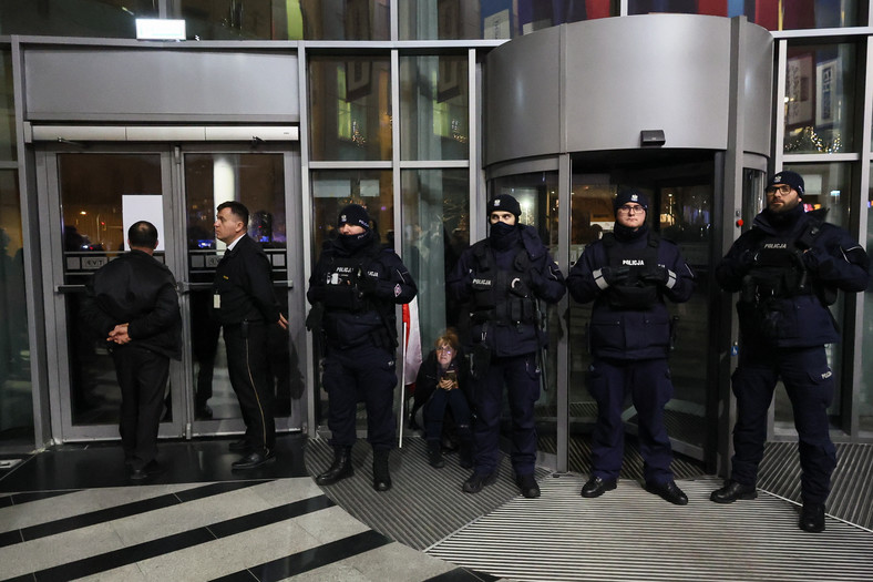 Policja w budynku TVP przy ulicy Woronicza