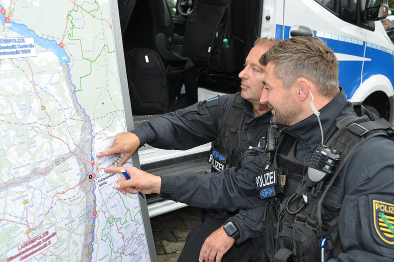 Saksońska policja znacznie zintensyfikowała wyrywkowe kontrole na całej długości granicy z Polską, a także na części granicy z Czechami. Na zdjęciu policjanci w Rothenburgu w Saksonii, 30 sierpnia 2023 r.