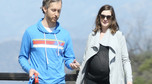 Anne Hathaway i Adam Shulman na spacerze