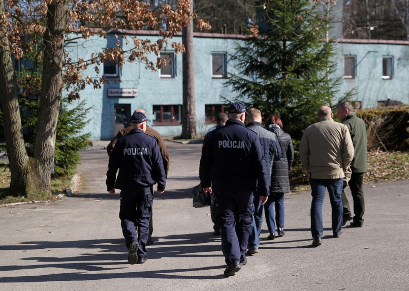 "Punktualnie o godz. 10.00 rozpoczęliśmy czynności komornicze z asystą policji i firmy ochroniarskiej. Komornik po kolei zajmuje majątek Skarbu Państwa w Wilczym Szańcu, m.in. kolejne pokoje w hotelu znajdującym się na terenie obiektu, następnie restaurację. Czynności pewnie potrwają kilka godzin" - powiedział PAP we wtorek nadleśniczy nadleśnictwa Srokowo Zenon Piotrowicz. Wilczy Szaniec znajduje się na terenie tego nadleśnictwa.