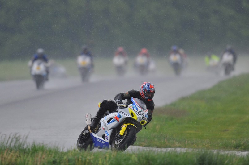 Michał Sikora wygrał cały wyścig oraz klasę GSX-R 1000