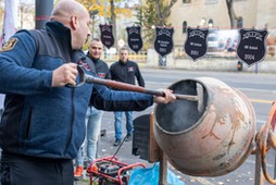 Protest przed biurem poselskim premiera Mateusza Morawieckiego w Katowicach