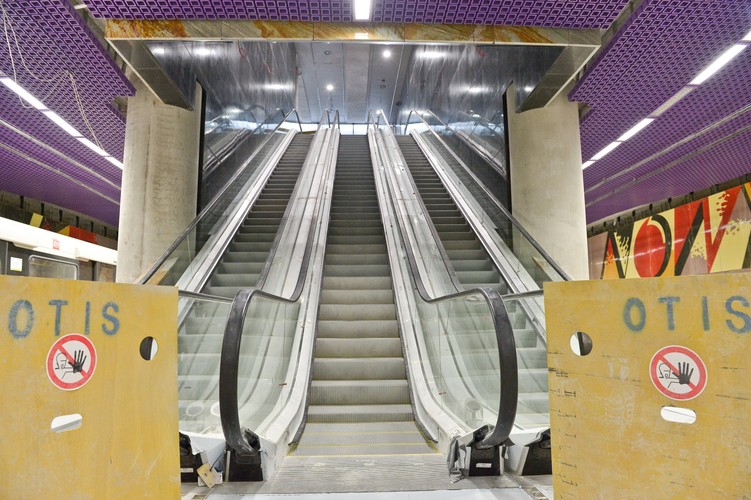 Nowy Świat – Uniwersytet ma 27 metrów głębokości zaś peron jest usytuowany 23 metry pod poziomem ulicy. <br><br> fot. (obm/cat) PAP/Marcin Obara