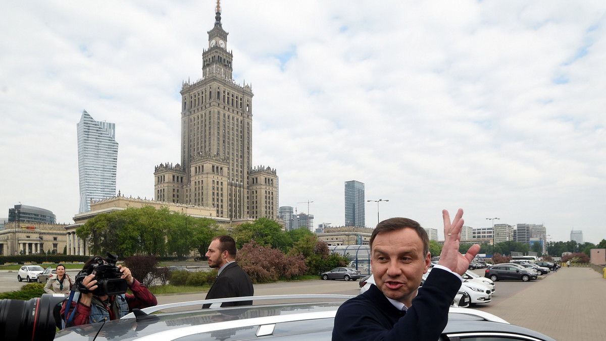 Rosja może tylko skorzystać na tym, że prezydentem Polski zostanie Andrzej Duda - ocenił w poniedziałek komentator polityczny radia Kommiersant FM Maksim Jusin. Podobny pogląd wyraził komentator polityczny radia Business FM Paweł Szeremet.