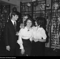 Quiz: Studniówki w PRL – odkryj, jak bawili się maturzyści kiedyś!