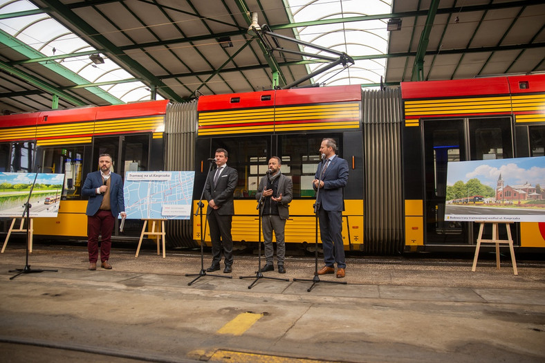 Umowę podpisali dziś Wojciech Trojanowski z zarządu Strabag, Michał Olszewski, wiceprezydent Warszawy i Wojciech Bartelski, prezes Tramwajów Warszawskich