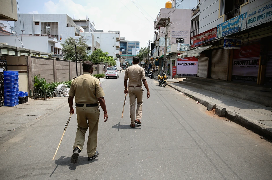 Policijski službenici nose duge motke