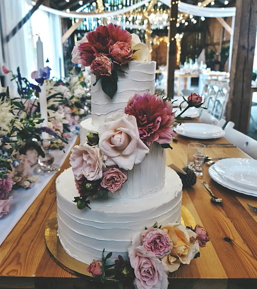 Królują dekoracje kwiatowe, ale na tortach, już nie tylko biel jest "weselnym" kolorem