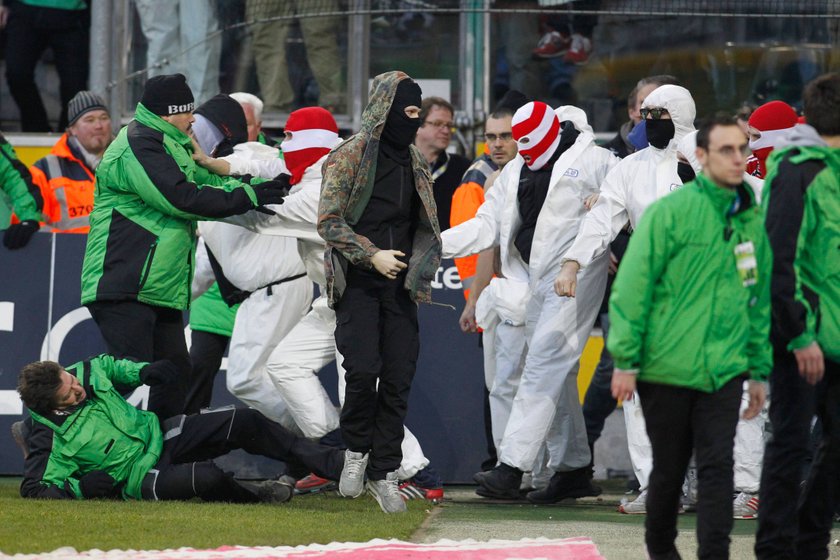 Burdy i zadymy po meczu Borussii Moenchengladbach z FC Koeln! Wideo