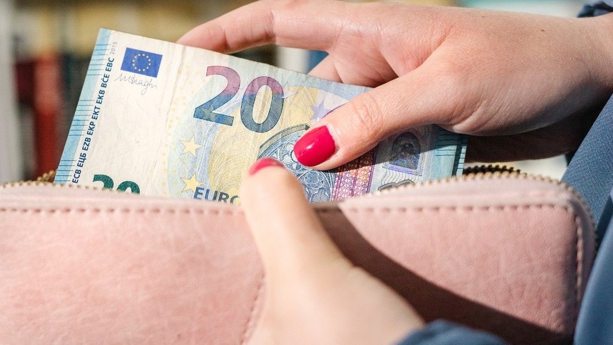 Un bărbat din București s-a prefăcut că are o boală gravă și a înșelat mai multe persoane cu 33.000 de euro. Cum a acționat escrocul