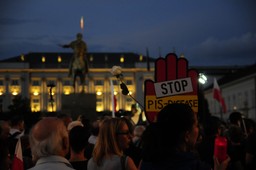 "Wracamy do systemu pozorów - atrapa Sejmu, atrapa sądu". Nie ustają protesty w obronie sądownictwa