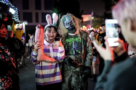 Mieszkańcy Wuhan tłumnie świętowali Halloween