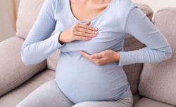 Trzeba badać piersi w ciąży! Rak nie omija przyszłych mam