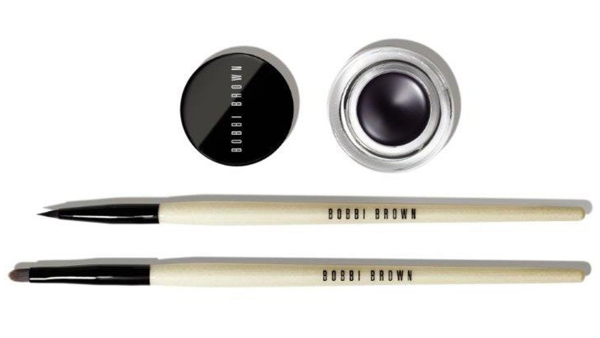 Bobbi Brown Long-Wear Gel Eyeliner zawiera absolutnie nadzwyczajną formułę. Wodoodporny eyeliner, utrzymujący się przez 12 godzin. Umożliwia on wykonanie łagodnej, delikatnej, ale i mocniejszej kreski, w zależności od techniki nakładania. Long-Wear Gel Eyeliner to błyskawiczne rozwiązanie na podkreślenie oczu - zdwojona siła - eyeliner plus cień do powiek.