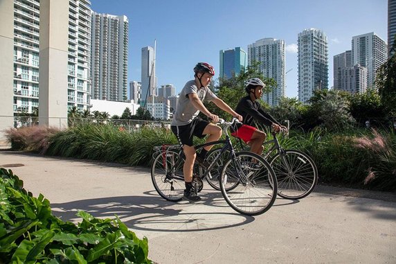 Park linearny w Miami. Powstał pod estakadą kolei metra!