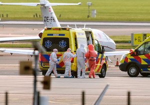 Medicinski radnici prate pacijenta, evakuisanog sa kruzera "Hondijus" zbog sumnje na hantavirus, do kola Hitne pomoći nakon što je avionom prebačen na aerodrom u Amsterdamu