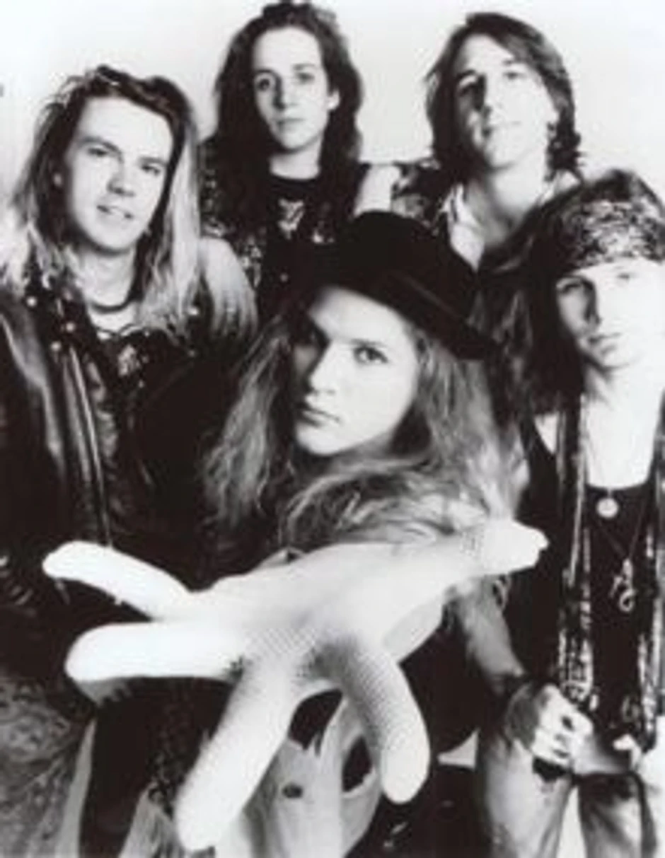 Endrju Vud (u sredini) sa ostalim članovima "Mother love bone"