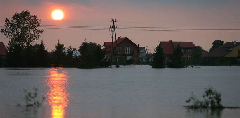 Wieś Furmany i okolice Sandomierza pod wodą. FOTO