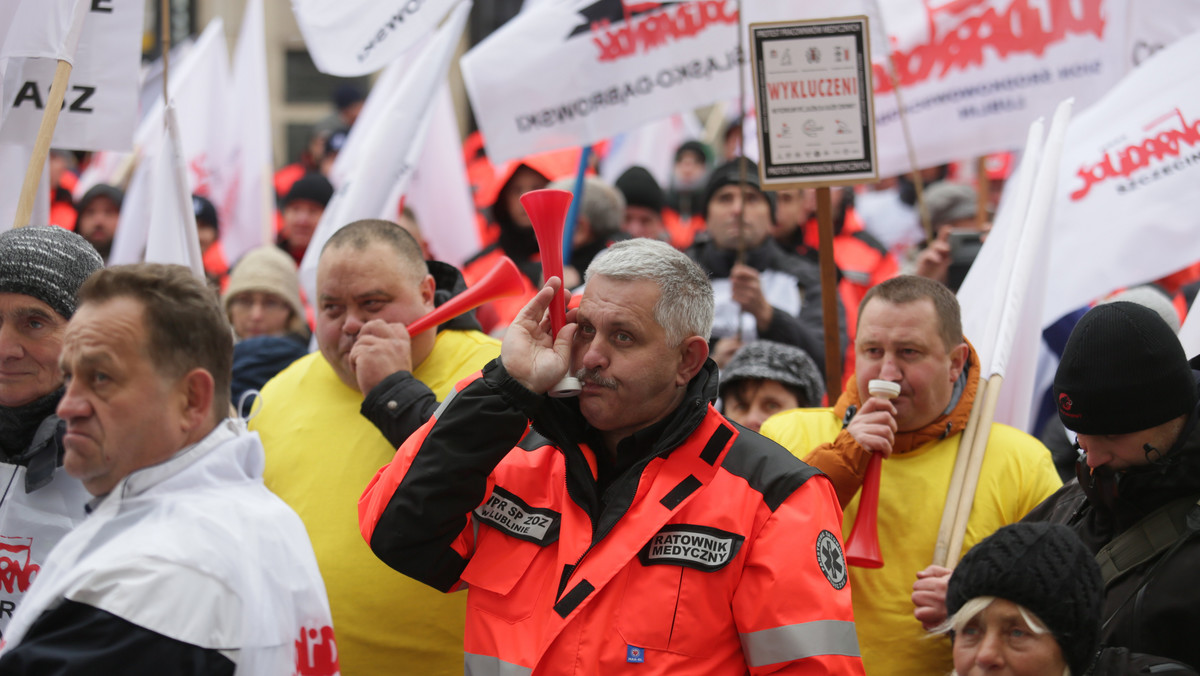 Równe traktowanie pracowników przy przyznawaniu podwyżek, zaprzestanie prywatyzacji publicznych szpitali i jednostek państwowego ratownictwa medycznego oraz odejście od umów śmieciowych – to postulaty pikietujących w poniedziałek przed ministerstwem zdrowia.