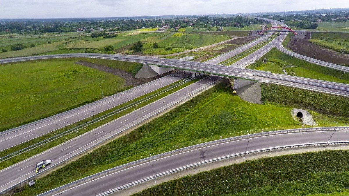 Od 1 października kierowcy samochodów o masie powyżej 3,5 tony będą musieli płacić za przejechanie podkarpackiego odcinka autostrady A4 Rzeszów-Jarosław. To ostatni, ponad 41-kilometrowy fragment tej trasy, który został oddany w lipcu br.