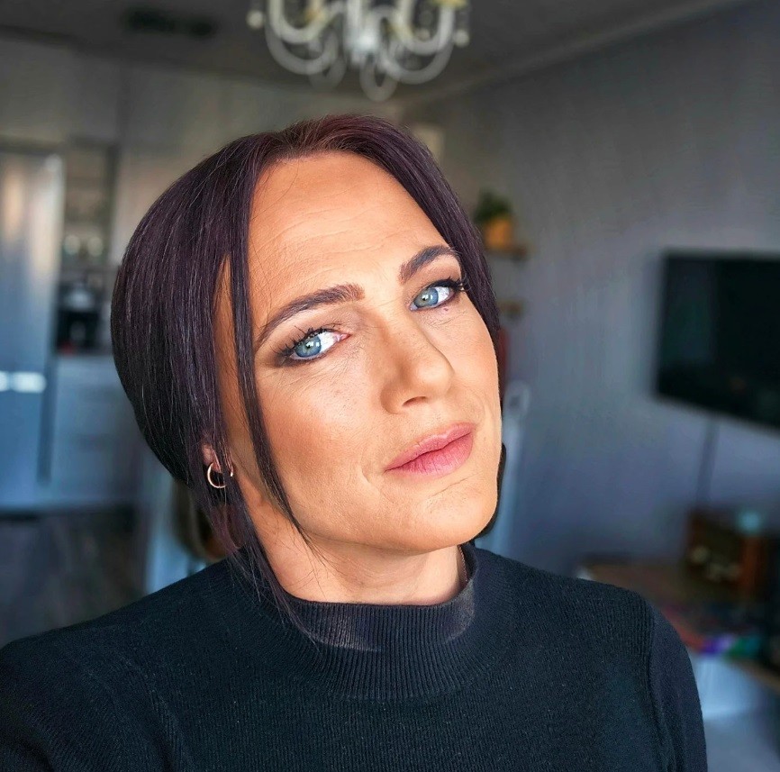 Adriana Kneissl opäť zmenila imidž a vrátila sa k pôvodnej farbe.