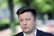 Warszawa, 17.05.2021. Koronawirus w Polsce. Minister-członek Rady Ministrów, szef KPRM Michał Dworczyk podczas konferencji prasowej przed siedzibą KPRM w Warszawie, 17 bm. Konferencja dot. zmian w programie szczepień. (aldg) PAP/Wojciech Olkuśnik