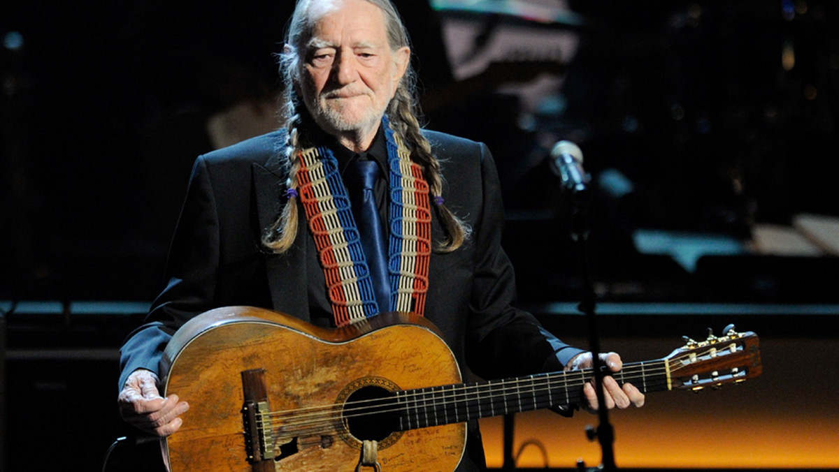 Willie Nelson opublikował teledysk do nagrania "Just Breathe". Piosenka pochodzi z repertuaru zespołu Pearl Jam.