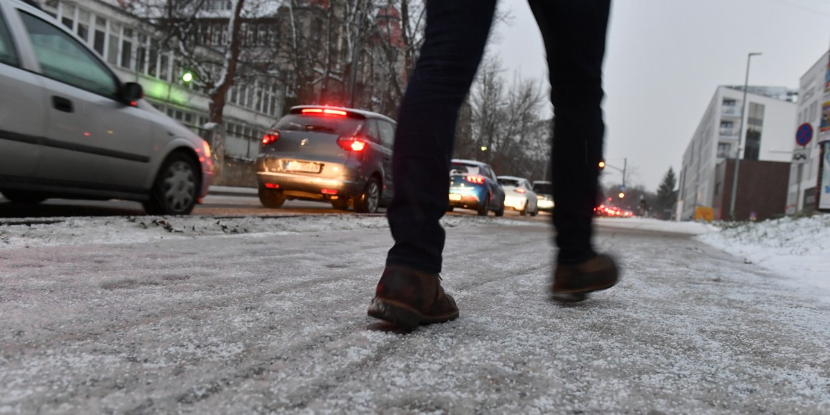 Chodniki jak ślizgawka! Nowe ostrzeżenie IMGW.