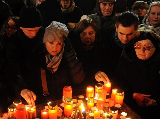 Na Placu Wacława w Pradze zapalane są znicze, ludzie przynoszą kwiaty