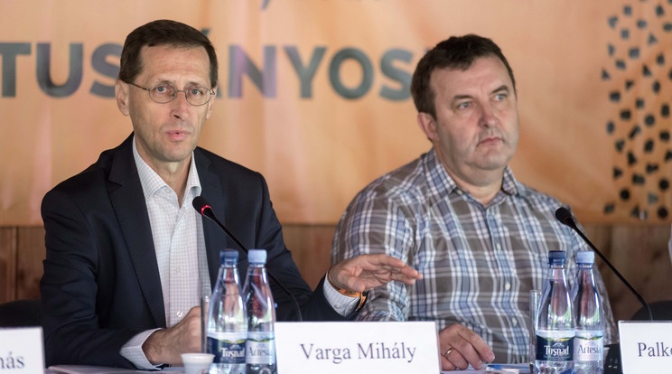 Varga Mihály (balra) és Palkovics László: fejlődniük kell a magyar vállalkozásoknak /Fotó: MTI/Veres Nándor