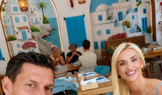 Anja Mit sa porodicom na letovanju