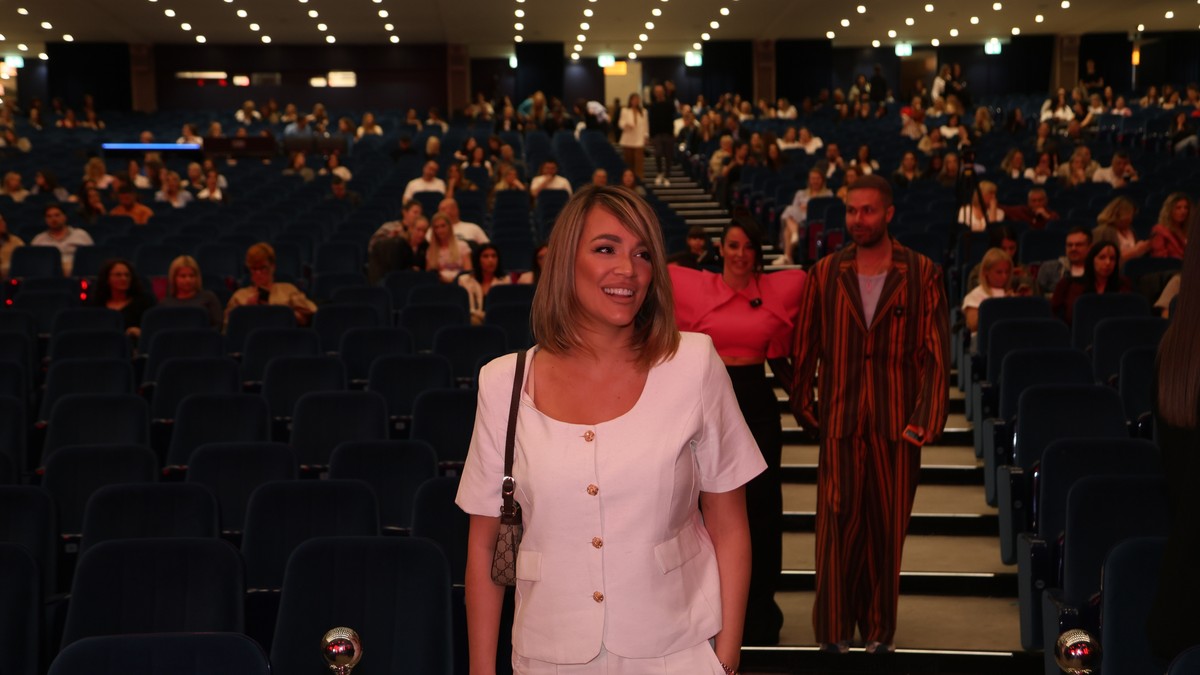 PEVAČICA BLISTA NAKON RAZVODA, A TRUDNOJ EDITI MAZE STOMAK Poznati pohrlili na koncert Magla benda, a ova scena je raznežila sve (Video)