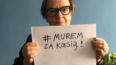 #MuremZaKasią stają tysiące osób, w tym Agnieszka Holland. Tak okazują wsparcie ofierze księdza pedofila