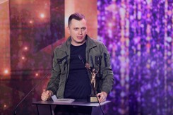 Dziennikarz TVN24 pokazał dramatyczną akcję ratunkową. Kobieta utknęła w samochodzie [WIDEO]