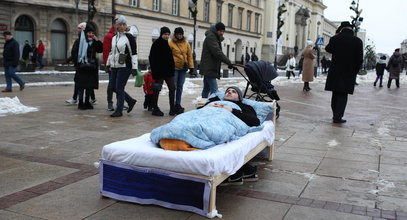 Jakub leży w łóżku pod gołym niebem w centrum Warszawy. Co słyszy od przechodniów?