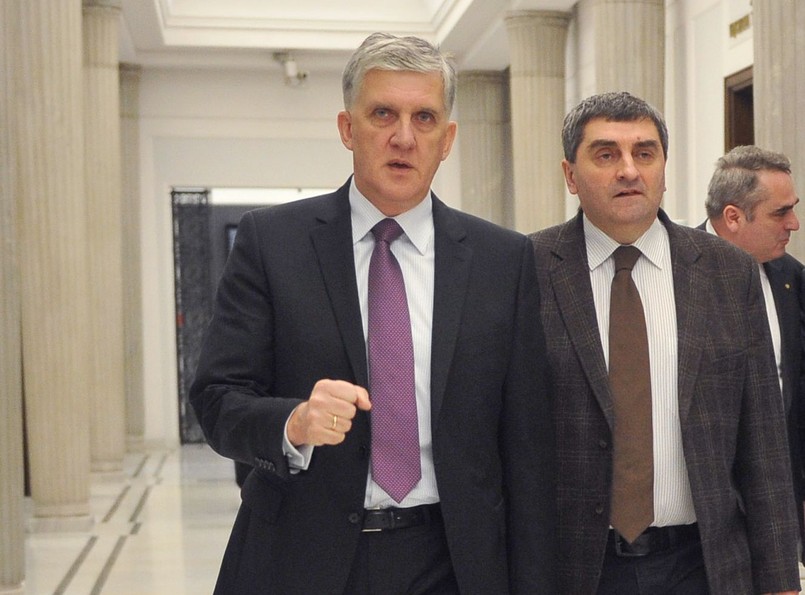 Na finansową potęgę lidera – Mirosława Koźlakiewicza – składa się aż 11 nieruchomości, w tym kilka gospodarstw rolnych i ferm drobiu. Wartość jego nieruchomości wynosi 46 075 300,00 zł. Poseł PO jest również udziałowcem lub akcjonariuszem spółek kapitałowych oraz uczestniczy w szeregu osobowych spółek handlowych. WIĘCEJ NA TEN TEMAT CZYTAJ TUTAJ