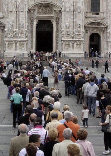 Wierni w kolejce do oddania hołdu zmarłemu kardynałowi