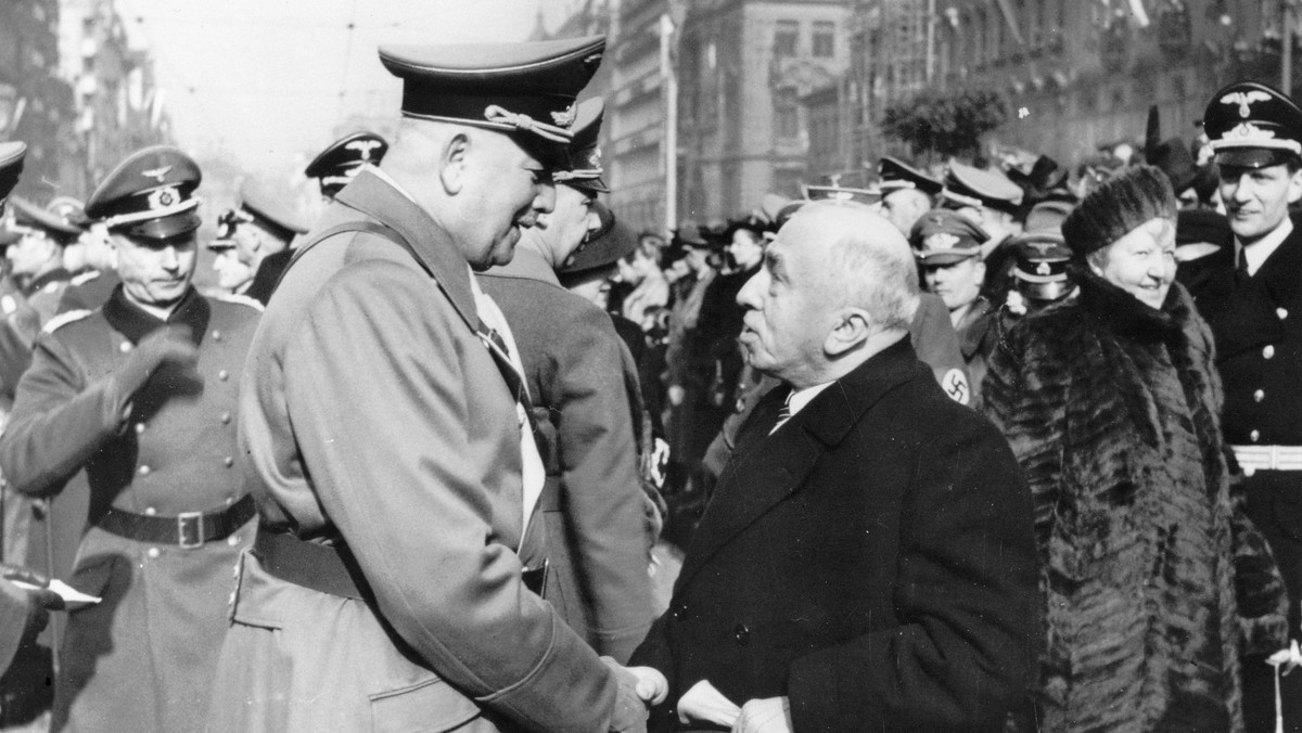 Protektor Czech i Moraw Konstantin von Neurath i prezydent dr Emil Hácha podczas parady w Pradze, marzec 1940 r.