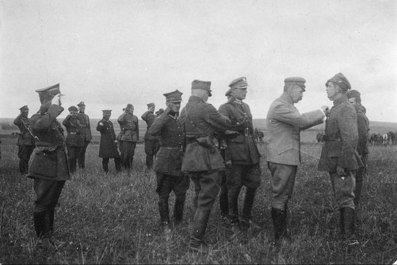 Naczelnik Państwa Józef Piłsudski odznacza żołnierzy na polu bitwy