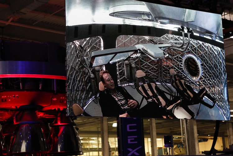 Po bezpiecznym dotarciu pasażerów i ładunku na pokład ISS, klapa dokująca kapsuły zostanie zamknięta, a sam statek rozpoczyna orbitowanie wokół Międzynarodowej Stacji Kosmicznej, dzięki wykorzystaniu mocy wyprodukowanej przez dwa panele słoneczne.